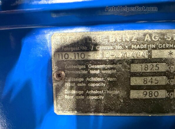 11011010270464 1966 MERCEDES-BENZ 230 Two Tone Widok wnętrza z tyłu