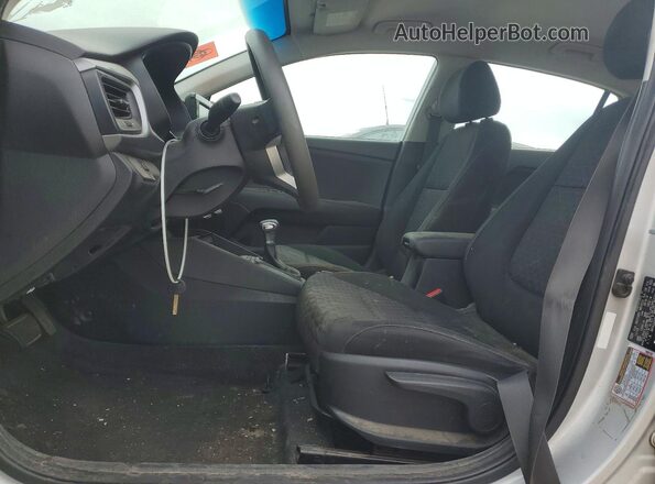 3KPA24ABXKE179454 2019 KIA RIO Серебряный Вид панели приборов