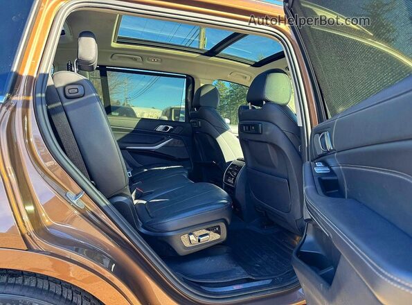 5UXCW2C09L9A00387 2020 BMW X7 Коричневый Вид салона спереди