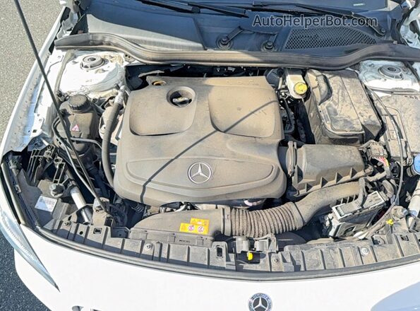 WDCTG4GB7JJ477053 2018 MERCEDES-BENZ GLA Белый Вид панели приборов