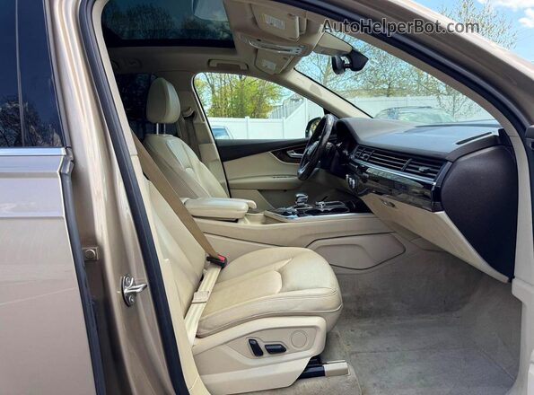 WA1LAAF70JD001772 2018 AUDI Q7 Tan უკანა სალონის ხედი