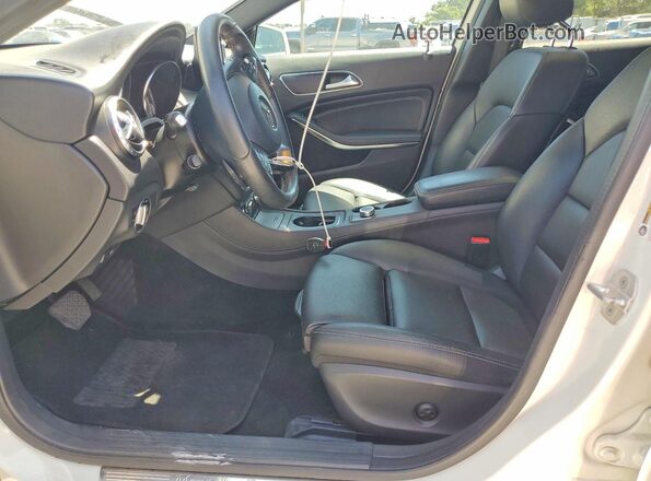 WDCTG4GB1HJ284987 2017 MERCEDES-BENZ GLA Beige Vista del salpicadero