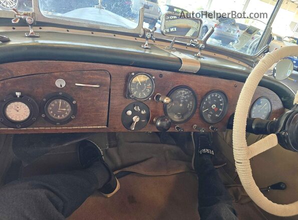 B241GT 1950 BENTLEY MARK Green Instrument cluster view