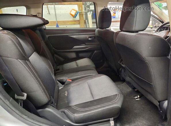 JA4AD2A32LZ048896 2020 MITSUBISHI OUTLANDER Silver Widok wnętrza z tyłu