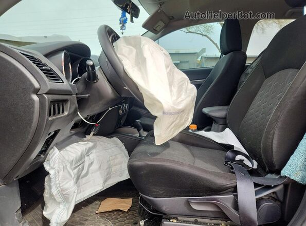 JA4AP3AU1LU001832 2020 MITSUBISHI OUTLANDER Серебряный Вид салона спереди