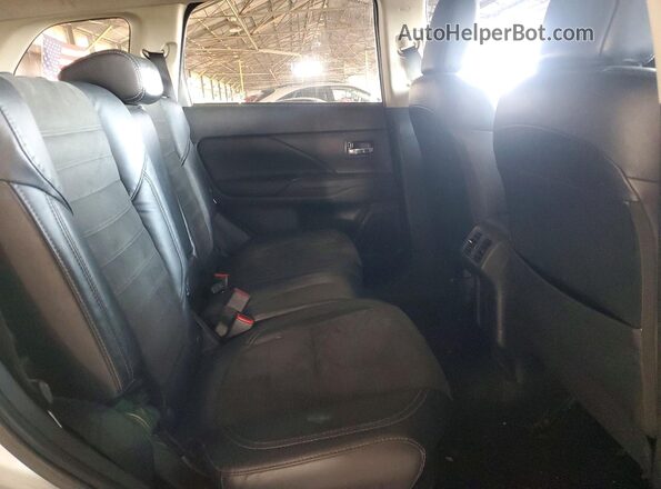 JA4AZ3A39LZ007477 2020 MITSUBISHI OUTLANDER Серебряный Вид задней части салона
