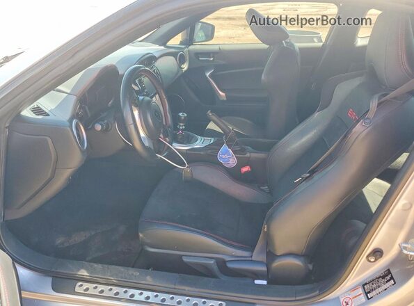 JF1ZCAC11H9602704 2017 SUBARU BRZ Silver Widok wnętrza z przodu