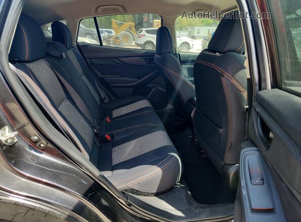 JF2GTABC2J8325482 2018 SUBARU CROSSTREK White Widok wnętrza z tyłu