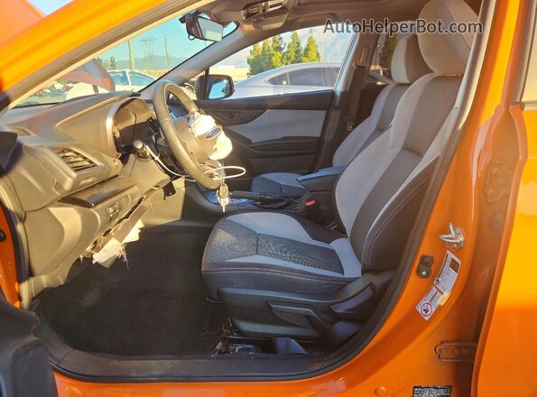 JF2GTADC0JH320861 2018 SUBARU CROSSTREK Оранжевый Вид салона спереди