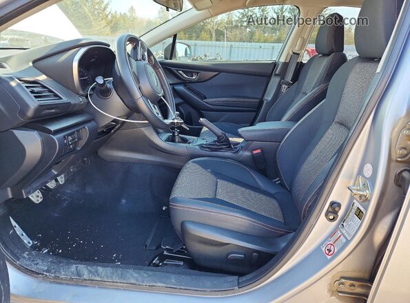 JF2GTAEC6JG325437 2018 SUBARU CROSSTREK Silver Widok wnętrza z przodu