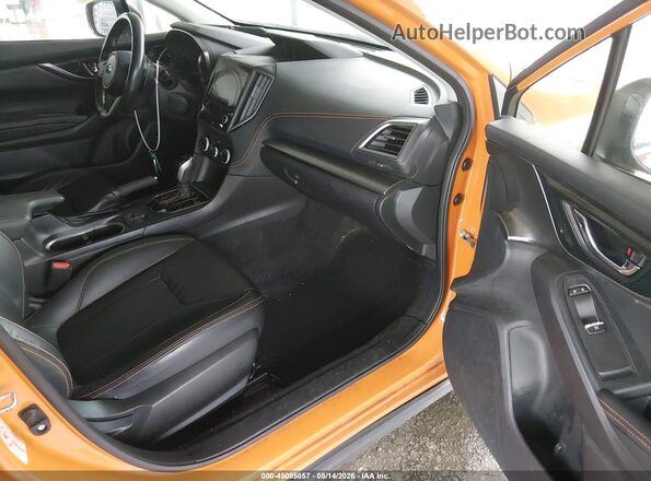 JF2GTALC4JH225706 2018 SUBARU CROSSTREK Оранжевый Вид салона спереди