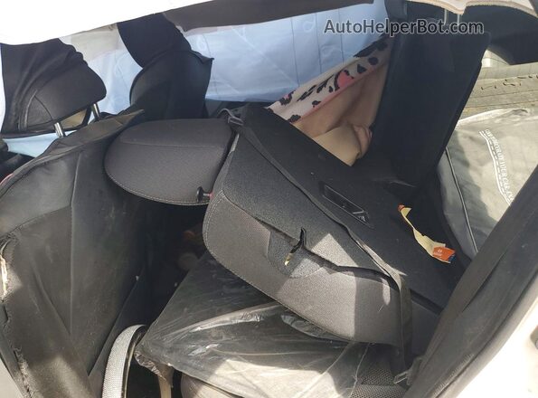 JF2GUADC2R8355765 2024 SUBARU CROSSTREK White Widok tylnych siedzeń