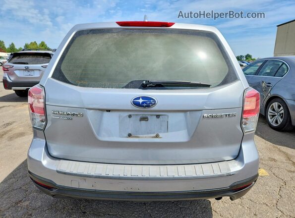 JF2SJAAC7JH453430 2018 SUBARU FORESTER Серебряный Вид сзади