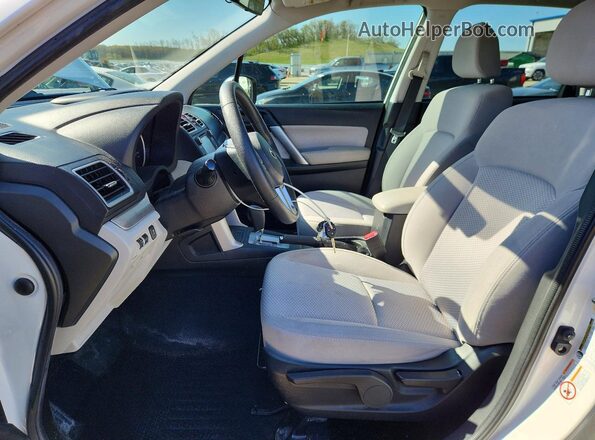 JF2SJABC2JH568872 2018 SUBARU FORESTER Белый Вид салона спереди