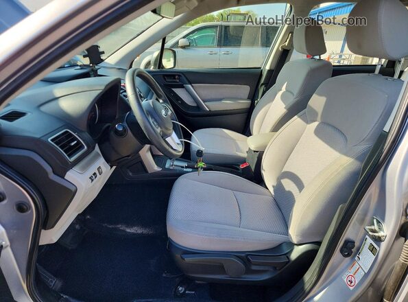 JF2SJABC3HH540654 2017 SUBARU FORESTER Silver Вид салону спереду
