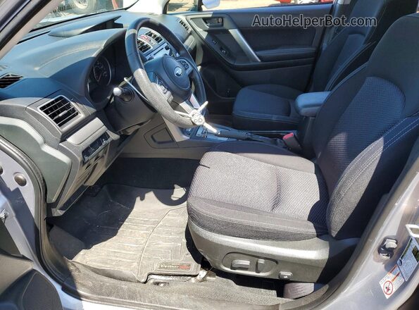 JF2SJAEC4HH475809 2017 SUBARU FORESTER Серебряный Вид салона спереди