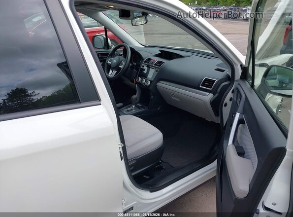JF2SJAEC4JH484693 2018 SUBARU FORESTER Белый Вид салона спереди