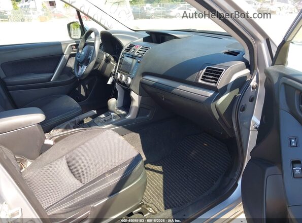 JF2SJAGC8HH560732 2017 SUBARU FORESTER Серебряный Вид салона спереди
