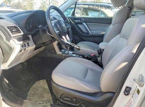 JF2SJAJC1HH535115 2017 SUBARU FORESTER Белый Вид салона спереди