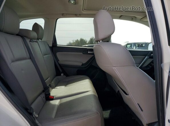 JF2SJAJC1JH600907 2018 SUBARU FORESTER White Вид задньої частини салону