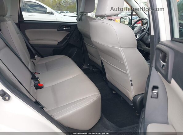 JF2SJALC2JH423202 2018 SUBARU FORESTER 2.5 White Widok naklejki z numerem VIN