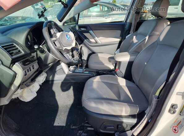 JF2SJARC1HH812849 2017 SUBARU FORESTER Белый Вид салона спереди
