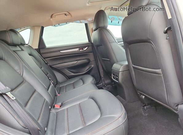 JM3KFACM0M1322933 2021 MAZDA CX-5 White Widok wnętrza z tyłu