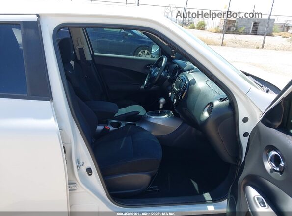 JN8AF5MV5HT750224 2017 NISSAN JUKE Белый Вид салона спереди