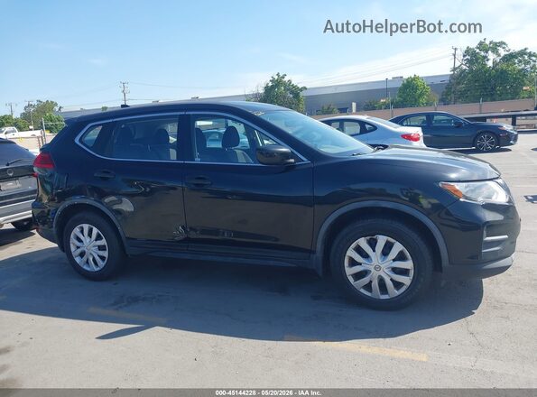 JN8AT2MTXHW403380 2017 NISSAN ROGUE Черный Вид задней части салона
