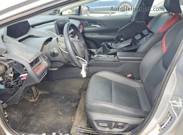 JTDACACU2R3030063 2024 TOYOTA PRIUS Серебряный Вид салона спереди