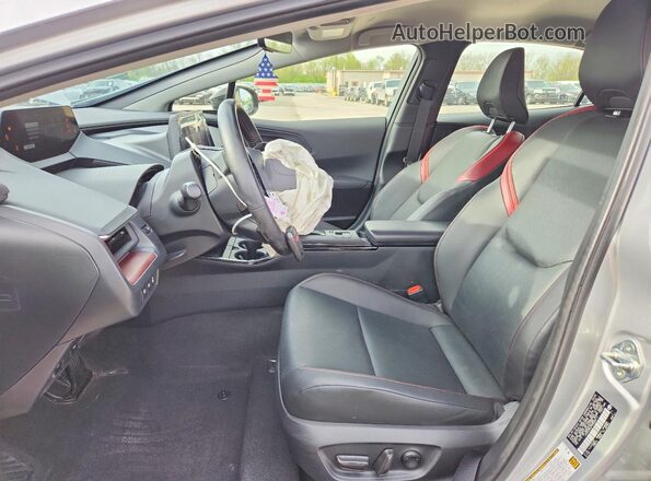 JTDACACU7R3023111 2024 TOYOTA PRIUS Серебряный Вид салона спереди