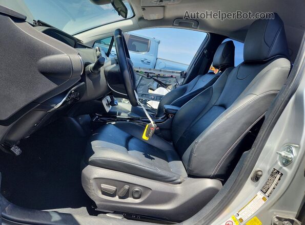 JTDKARFP2K3116168 2019 TOYOTA PRIUS Серебряный Вид салона спереди