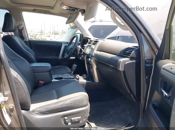 JTEBU5JR5K5682575 2019 TOYOTA 4RUNNER Серый Вид салона спереди