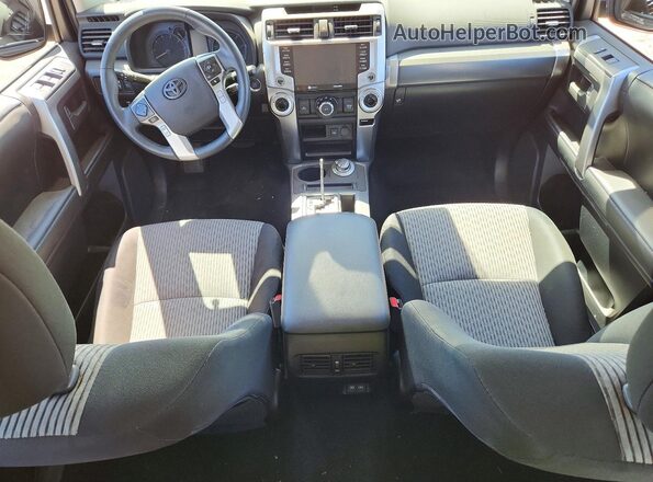 JTEMU5JR0R6241403 2024 TOYOTA 4RUNNER Белый Вид панели приборов