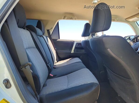 JTEMU5JR0R6241403 2024 TOYOTA 4RUNNER Белый Вид задней части салона