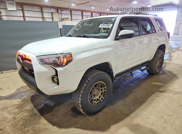 JTEMU5JR3M5962359 2021 TOYOTA 4RUNNER Белый Передняя левая четверть