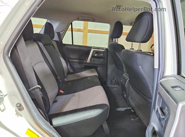 JTEMU5JR3M5962359 2021 TOYOTA 4RUNNER Белый Вид задней части салона