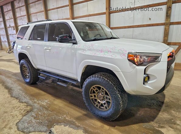 JTEMU5JR3M5962359 2021 TOYOTA 4RUNNER Белый Передняя правая четверть