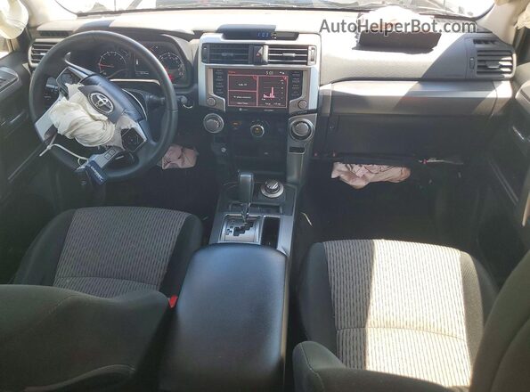 JTEMU5JR7R6225473 2024 TOYOTA 4RUNNER Белый Вид панели приборов