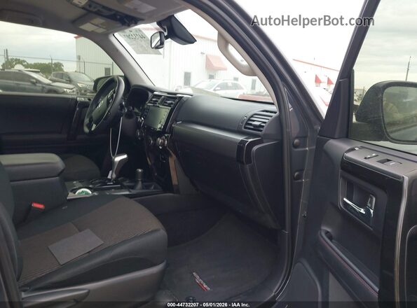 JTEPU5JR4R6269735 2024 TOYOTA 4RUNNER Серый Вид салона спереди