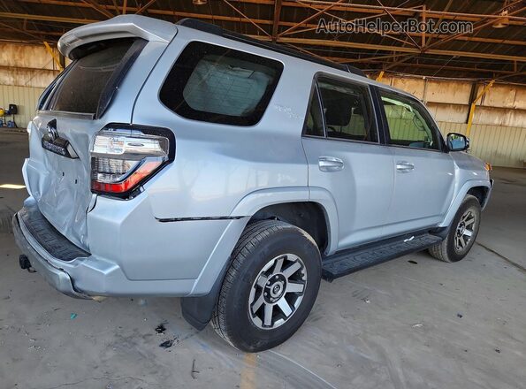 JTERU5JR4P6134504 2023 TOYOTA 4RUNNER Silver Trasero derecho