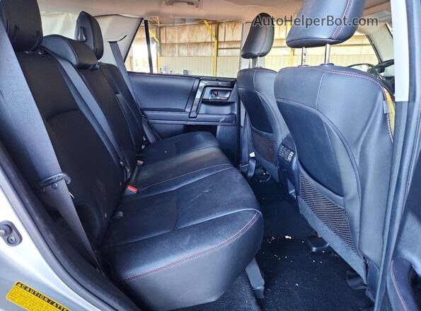 JTERU5JR4P6134504 2023 TOYOTA 4RUNNER Silver Vista interior trasera