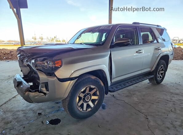 JTERU5JR4P6134504 2023 TOYOTA 4RUNNER Silver Vista tres cuartos delantera izquierda