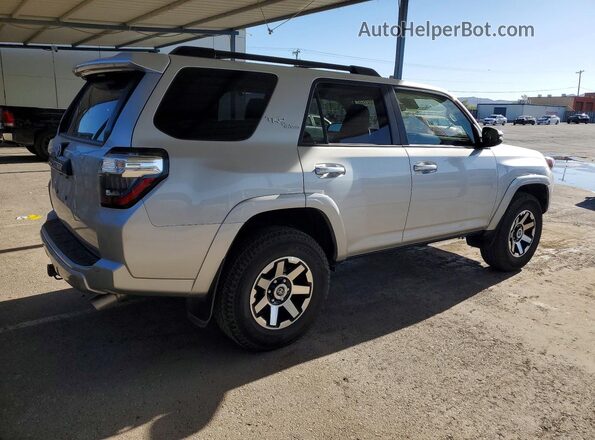 JTERU5JR7M5852825 2021 TOYOTA 4RUNNER Silver Tył prawy
