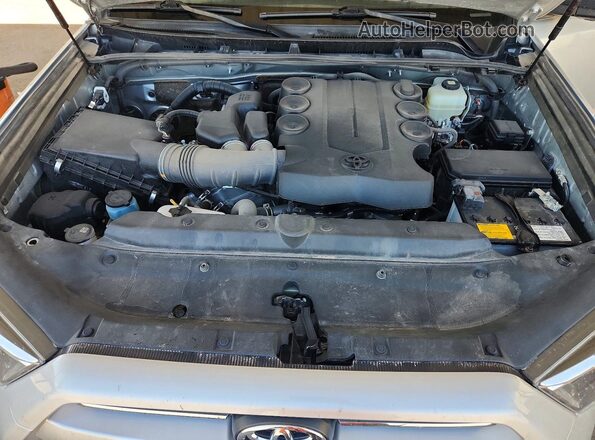 JTERU5JR7M5852825 2021 TOYOTA 4RUNNER Silver Widok komory silnika