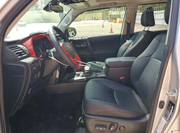 JTERU5JR8P6147871 2023 TOYOTA 4RUNNER Серебряный Вид салона спереди
