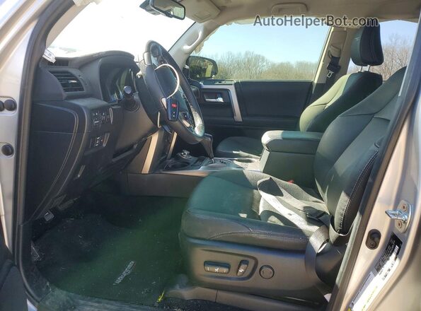 JTESU5JR6R6234480 2024 TOYOTA 4RUNNER Silver Vista interior delantera