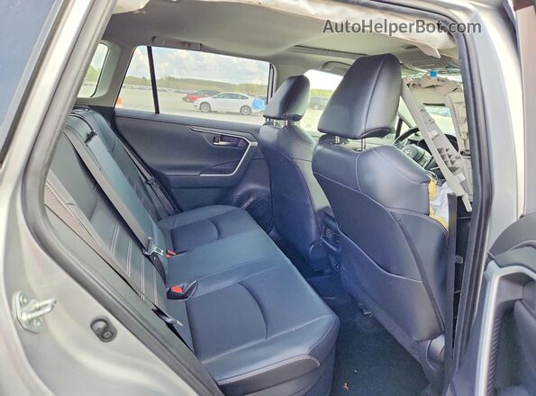 JTMDWRFV2KD035805 2019 TOYOTA RAV4 Silver Widok tylnych siedzeń