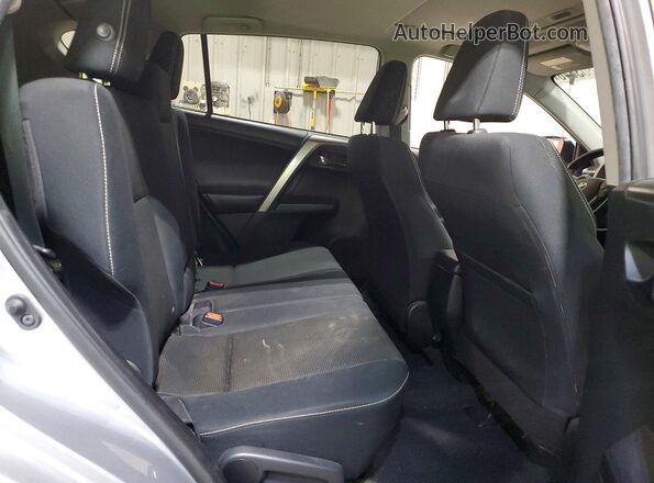 JTMRFREV7JJ255626 2018 TOYOTA RAV4 Серебряный Вид задней части салона