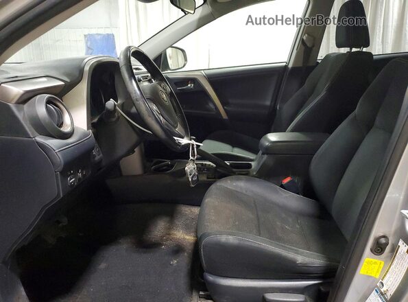 JTMRFREV7JJ255626 2018 TOYOTA RAV4 Серебряный Вид салона спереди